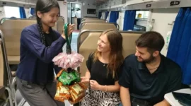 Seorang penumpang kereta dari wisatawan asing