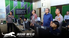 G.1 Tim penilai dari KIP bersama Kadivhumas Polri Irjen Pol Sandi Nugroho meninjau Ruang Pengaduan Informasi