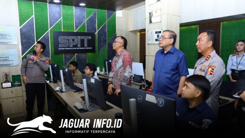 G.1 Tim penilai dari KIP bersama Kadivhumas Polri Irjen Pol Sandi Nugroho meninjau Ruang Pengaduan Informasi