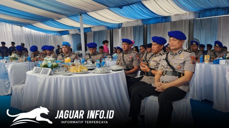 G.1 Syukuran sederhana dalam rangka HUT Pol Airud ke - 75. Tampak para pejabat utama Sulut menaikan doa bersama untuk korban bencana alam di Sumatera