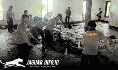 Samapta Polda Sulut dan Personel Polsek Sibarsel Bersih-bersih Gereja KGPM Maranatha Pascabencana Bandang Sitaro