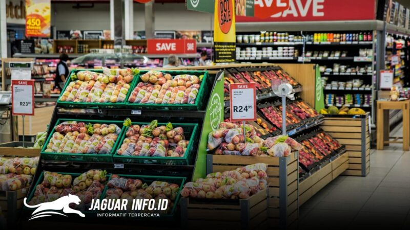 Rak produk makanan dan minuman di sebuah supermarket yang tertata rapi. Bank Indonesia memprakirakan penjualan eceran Januari 2026 tumbuh positif sebesar 7,9 persen (yoy) didorong oleh stabilitas konsumsi domestik. (Foto: Ilustrasi)