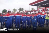 Jajaran Direksi Pertamina menyaksikan proses uji kontrol kualitas bahan bakar pesawat di AFT Sam Ratulangi guna menjamin standar keamanan tinggi menjelang Satgas RAFI 2026. (Foto Pertamina)