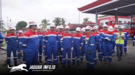 Jajaran Direksi Pertamina menyaksikan proses uji kontrol kualitas bahan bakar pesawat di AFT Sam Ratulangi guna menjamin standar keamanan tinggi menjelang Satgas RAFI 2026. (Foto Pertamina)