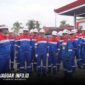 Jajaran Direksi Pertamina menyaksikan proses uji kontrol kualitas bahan bakar pesawat di AFT Sam Ratulangi guna menjamin standar keamanan tinggi menjelang Satgas RAFI 2026. (Foto Pertamina)
