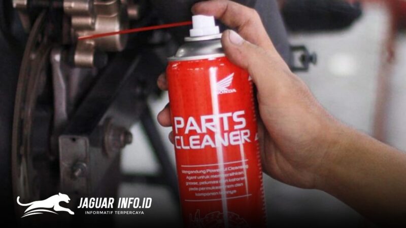 Rahasia Motor Tetap Prima
Perawatan rutin adalah kunci kenyamanan berkendara. Gunakan rangkaian cairan pembersih motor yang sesuai standar pabrikan untuk menghilangkan kerak karbon dan melindungi mesin dari panas berlebih. Jangan tunggu rusak baru ke bengkel! (Foto PT. AHM)