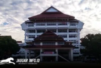 Gedung Kantor Gubernur Sulawesi Utara di Jalan 17 Agustus, Kota Manado, yang menjadi pusat kendali pemerintahan Bumi Nyiur Melambai (Foto Kominfo Sulut)