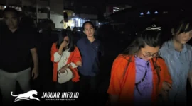 Tersangka korupsi dana kas ATM Bank SulutGo (BSG) Cabang Tahuna berinisial FG dan DM, terlihat mengenakan rompi tahanan saat digiring petugas menuju sel tahanan Mapolda Sulut, Kamis (12/2/2026). Keduanya diduga menyelewengkan dana senilai Rp1,8 miliar. (Foto Istimewa)