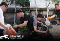 Wali Kota Manado Andrei Angouw (kiri) bersama Wakil Wali Kota dr. Richard Sualang (kanan) memungut sampah di kawasan pesisir Malalayang Beach Walk 2, Jumat (13/2/2026). Foto Pemkot Manado