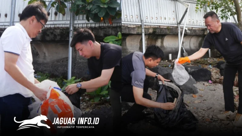 Wali Kota Manado Andrei Angouw (kiri) bersama Wakil Wali Kota dr. Richard Sualang (kanan) memungut sampah di kawasan pesisir Malalayang Beach Walk 2, Jumat (13/2/2026). Foto Pemkot Manado