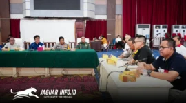 Wali Kota Manado, Andrei Angouw, memimpin rapat koordinasi terkait penyelesaian kasus tawuran di Manado bersama jajaran Forkopimda di Aula Serbaguna Kantor Walikota, Jumat (13/2/2026).