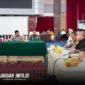 Wali Kota Manado, Andrei Angouw, memimpin rapat koordinasi terkait penyelesaian kasus tawuran di Manado bersama jajaran Forkopimda di Aula Serbaguna Kantor Walikota, Jumat (13/2/2026).
