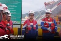 Direktur Manajemen Risiko PT Pertamina (Persero) Ahmad Siddik Badruddin bersama jajaran manajemen saat meninjau fasilitas operasional di Integrated Terminal (IT) Bitung, Sulawesi Utara, Kamis (12/2).