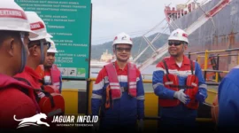Direktur Manajemen Risiko PT Pertamina (Persero) Ahmad Siddik Badruddin bersama jajaran manajemen saat meninjau fasilitas operasional di Integrated Terminal (IT) Bitung, Sulawesi Utara, Kamis (12/2).