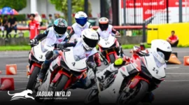Sepuluh peserta Astra Honda Racing School 2026 sedang beradu cepat dalam sesi latihan di lintasan. (Foto AHM)