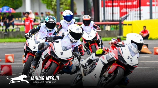 Sepuluh peserta Astra Honda Racing School 2026 sedang beradu cepat dalam sesi latihan di lintasan. (Foto AHM)