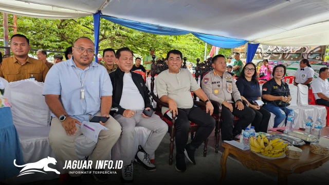 Staf Khusus Bidang Olahraga Christian Yokung mendampingi Gubernur Sulawesi Utara Yulius Selvanus saat menyaksikan pertandingan kategori sekolah dalam ajang Boxing on the Street 2026 Manado. (Foto Istimewa)