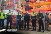 Sejumlah personel Satlantas Polresta Manado bersiaga di kawasan Jalan Pandjaitan, Kampung Cina, Manado, Selasa (17/2/2026). Petugas melakukan pengaturan arus lalu lintas untuk memastikan kenyamanan warga saat perayaan malam pisah sambut Tahun Baru Imlek. (Foto Istimewa)