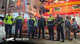 Sejumlah personel Satlantas Polresta Manado bersiaga di kawasan Jalan Pandjaitan, Kampung Cina, Manado, Selasa (17/2/2026). Petugas melakukan pengaturan arus lalu lintas untuk memastikan kenyamanan warga saat perayaan malam pisah sambut Tahun Baru Imlek. (Foto Istimewa)