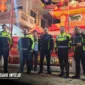 Sejumlah personel Satlantas Polresta Manado bersiaga di kawasan Jalan Pandjaitan, Kampung Cina, Manado, Selasa (17/2/2026). Petugas melakukan pengaturan arus lalu lintas untuk memastikan kenyamanan warga saat perayaan malam pisah sambut Tahun Baru Imlek. (Foto Istimewa)