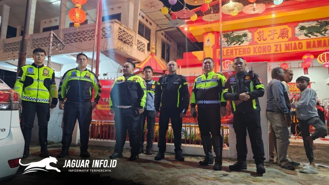 Sejumlah personel Satlantas Polresta Manado bersiaga di kawasan Jalan Pandjaitan, Kampung Cina, Manado, Selasa (17/2/2026). Petugas melakukan pengaturan arus lalu lintas untuk memastikan kenyamanan warga saat perayaan malam pisah sambut Tahun Baru Imlek. (Foto Istimewa)