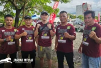 Pelatih Hengky Wuwungan (tengah) berfoto bersama tim pelatih Wuwungan Boxing Camp (WBC) di sela-sela persiapan atlet untuk ajang Boxing On The Street 2026 di Manado. ( Foto Istimewa )