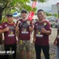 Pelatih Hengky Wuwungan (tengah) berfoto bersama tim pelatih Wuwungan Boxing Camp (WBC) di sela-sela persiapan atlet untuk ajang Boxing On The Street 2026 di Manado. ( Foto Istimewa )