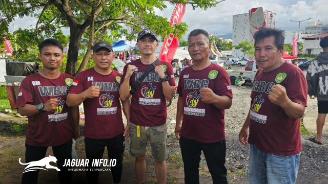 Pelatih Hengky Wuwungan (tengah) berfoto bersama tim pelatih Wuwungan Boxing Camp (WBC) di sela-sela persiapan atlet untuk ajang Boxing On The Street 2026 di Manado. ( Foto Istimewa )
