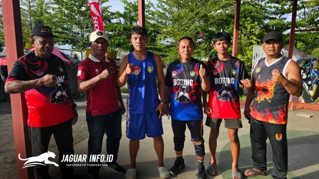 Pelatih dan atlet Sasana Phoenix Boxing Club berfoto bersama saat sesi latihan terakhir menjelang laga Boxing On The Street 2026.(Foto Istimewa)