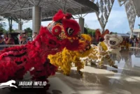 Sejumlah pemain barongsai tampil memukau menghibur para penumpang di area terminal keberangkatan Bandara Internasional Sam Ratulangi, Manado, Rabu (18/2/2026).Foto : Humas Bandara Sam Ratulangi