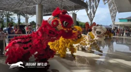 Sejumlah pemain barongsai tampil memukau menghibur para penumpang di area terminal keberangkatan Bandara Internasional Sam Ratulangi, Manado, Rabu (18/2/2026).Foto : Humas Bandara Sam Ratulangi