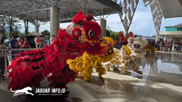Sejumlah pemain barongsai tampil memukau menghibur para penumpang di area terminal keberangkatan Bandara Internasional Sam Ratulangi, Manado, Rabu (18/2/2026).Foto : Humas Bandara Sam Ratulangi