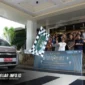 Kepala Perwakilan Bank Indonesia Sulawesi Utara, Joko Supratikto (tengah), secara simbolis melepas keberangkatan mobil kas keliling dalam acara Kick-Off SERAMBI 2026 di Manado, Rabu (18/2). 