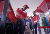 Plt Kadis ESDM Sulsel dan tim Pertamina saat melakukan uji tera dispenser di SPBU Racing Makassar guna memastikan akurasi takaran jelang Ramadan. (Foto Pertamina)