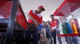 Plt Kadis ESDM Sulsel dan tim Pertamina saat melakukan uji tera dispenser di SPBU Racing Makassar guna memastikan akurasi takaran jelang Ramadan. (Foto Pertamina)