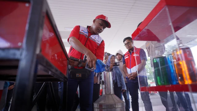 Plt Kadis ESDM Sulsel dan tim Pertamina saat melakukan uji tera dispenser di SPBU Racing Makassar guna memastikan akurasi takaran jelang Ramadan. (Foto Pertamina)