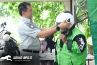 Direktur Utama Jasa Raharja secara simbolis memberikan perlengkapan berkendara dan pihak Jasa Raharja berbagi helm gratis bagi ojol sebagai upaya menekan angka fatalitas di jalan raya. (Foto ; Jasaraharja)