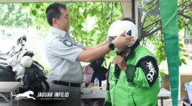 Direktur Utama Jasa Raharja secara simbolis memberikan perlengkapan berkendara dan pihak Jasa Raharja berbagi helm gratis bagi ojol sebagai upaya menekan angka fatalitas di jalan raya. (Foto ; Jasaraharja)