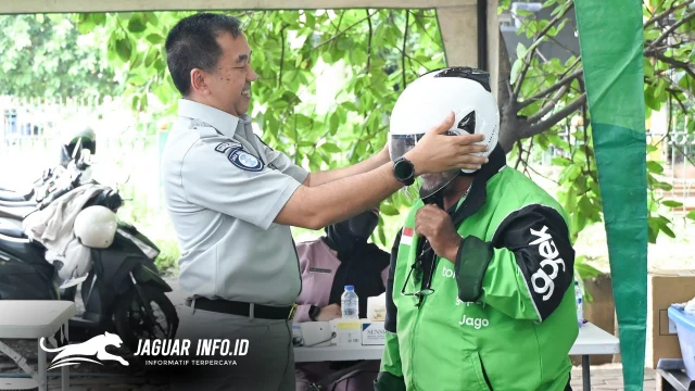 Direktur Utama Jasa Raharja secara simbolis memberikan perlengkapan berkendara dan pihak Jasa Raharja berbagi helm gratis bagi ojol sebagai upaya menekan angka fatalitas di jalan raya. (Foto ; Jasaraharja)