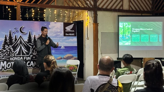 Suasana hangat kebersamaan para anggota komunitas saat mengikuti rangkaian kegiatan Honda Fun Motour Camp di Talajo Resort, Minahasa Utara. Kegiatan ini menjadi ajang mempererat solidaritas antar bikers Honda di Sulawesi Utara. 