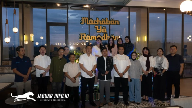 Manajemen Luwansa Hotel & Convention Center Manado berfoto bersama para awak media usai acara Media Gathering dan peluncuran Ramadhan Iftar Package 2026 di Manado, Kamis (19/2/2026).