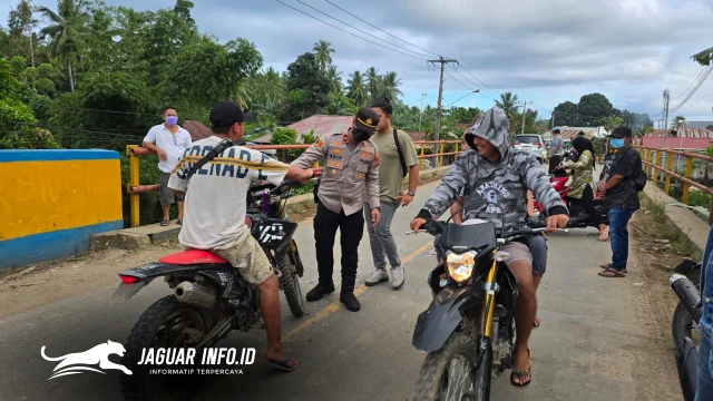 Kapolsek turun langsung lakukan pemeriksaan kendaraan guna memastikan kepatuhan aturan lalu lintas selama bulan puasa.