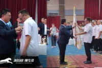 Ketua Umum KONI Provinsi Sulawesi Utara, Brigjen TNI (Purn) B. Jerry Waleleng, SE (kiri), saat melantik dr. Richard Sualang sebagai Ketua Umum KONI Kota Manado masa bakti 2025–2029 di Aula Serbaguna Kantor Wali Kota Manado, Jumat (20/2/2026).