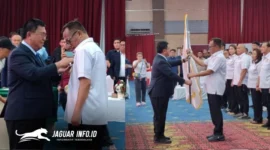 Ketua Umum KONI Provinsi Sulawesi Utara, Brigjen TNI (Purn) B. Jerry Waleleng, SE (kiri), saat melantik dr. Richard Sualang sebagai Ketua Umum KONI Kota Manado masa bakti 2025–2029 di Aula Serbaguna Kantor Wali Kota Manado, Jumat (20/2/2026).