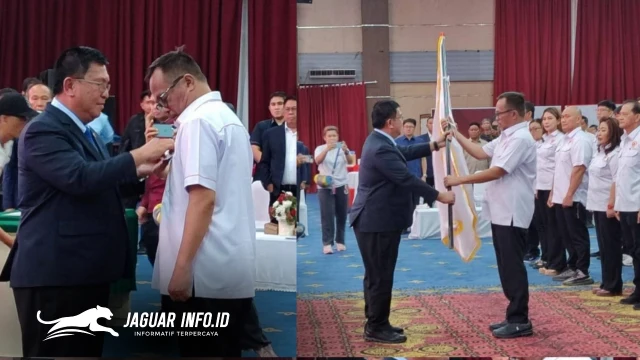 Ketua Umum KONI Provinsi Sulawesi Utara, Brigjen TNI (Purn) B. Jerry Waleleng, SE (kiri), saat melantik dr. Richard Sualang sebagai Ketua Umum KONI Kota Manado masa bakti 2025–2029 di Aula Serbaguna Kantor Wali Kota Manado, Jumat (20/2/2026).