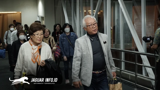 Sejumlah wisatawan mancanegara saat tiba di area kedatangan internasional Bandara Sam Ratulangi, Manado. Lonjakan penumpang internasional pada 2025 tercatat naik sebesar 19 persen dibandingkan tahun sebelumnya.