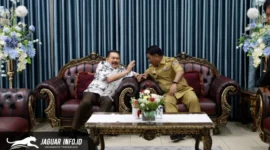 Gubernur Sulawesi Utara, Yulius Selvanus Komaling (kiri), menyambut hangat kedatangan Jaksa Agung RI, ST Burhanuddin (kanan), saat tiba di ruang VVIP Bandara Internasional Sam Ratulangi, Manado, Senin (23/2/2026). Foto : Pemprov Sulut