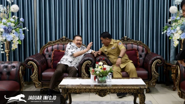 Gubernur Sulawesi Utara, Yulius Selvanus Komaling (kiri), menyambut hangat kedatangan Jaksa Agung RI, ST Burhanuddin (kanan), saat tiba di ruang VVIP Bandara Internasional Sam Ratulangi, Manado, Senin (23/2/2026). Foto : Pemprov Sulut