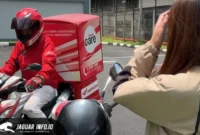 Tim mekanik Honda CARE saat melakukan penanganan kendala motor di lokasi konsumen guna memastikan kenyamanan berkendara selama bulan Ramadan di wilayah Sulawesi Utara. Foto : PT.DAW