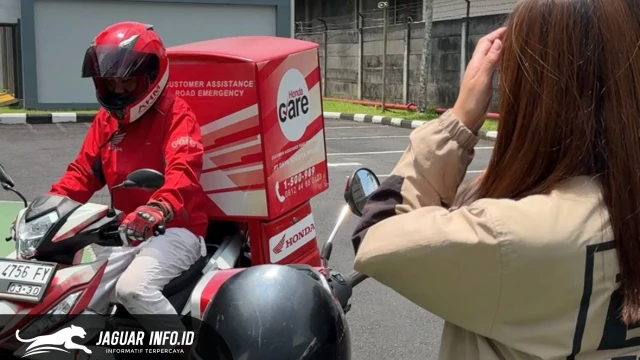 Tim mekanik Honda CARE saat melakukan penanganan kendala motor di lokasi konsumen guna memastikan kenyamanan berkendara selama bulan Ramadan di wilayah Sulawesi Utara. Foto : PT.DAW